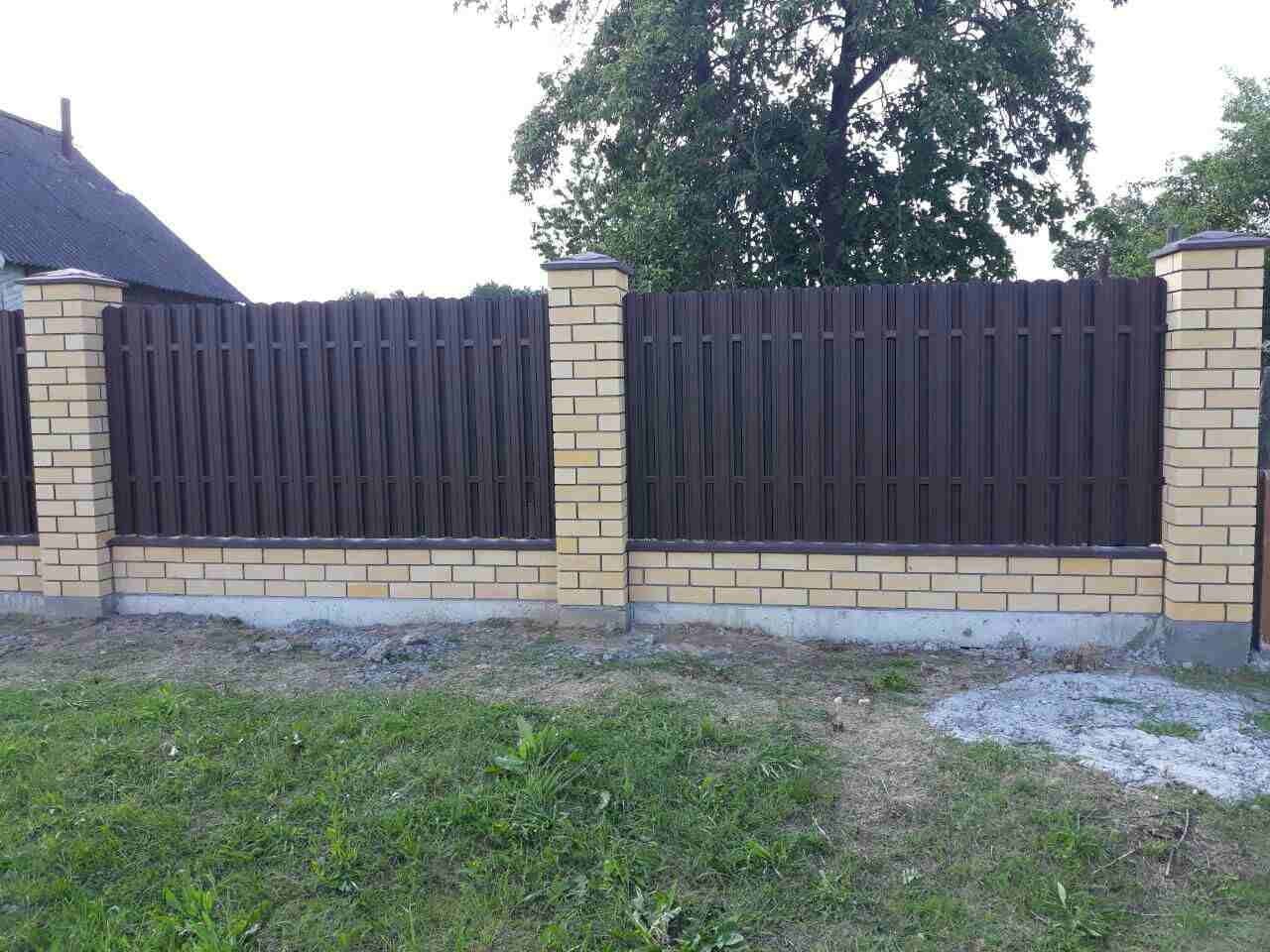 забор из металлического штакетника со столбами из кирпича